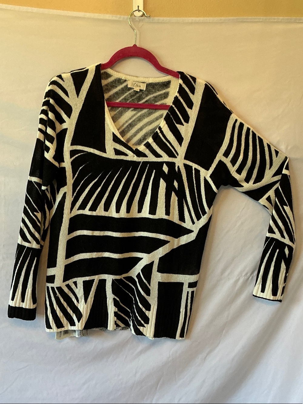 Elan Black & White Graphic V-Neck Sweater